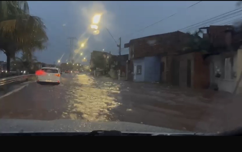 Bairros da capital e da região metropolitana registraram pontos críticos e trânsito foi afetado