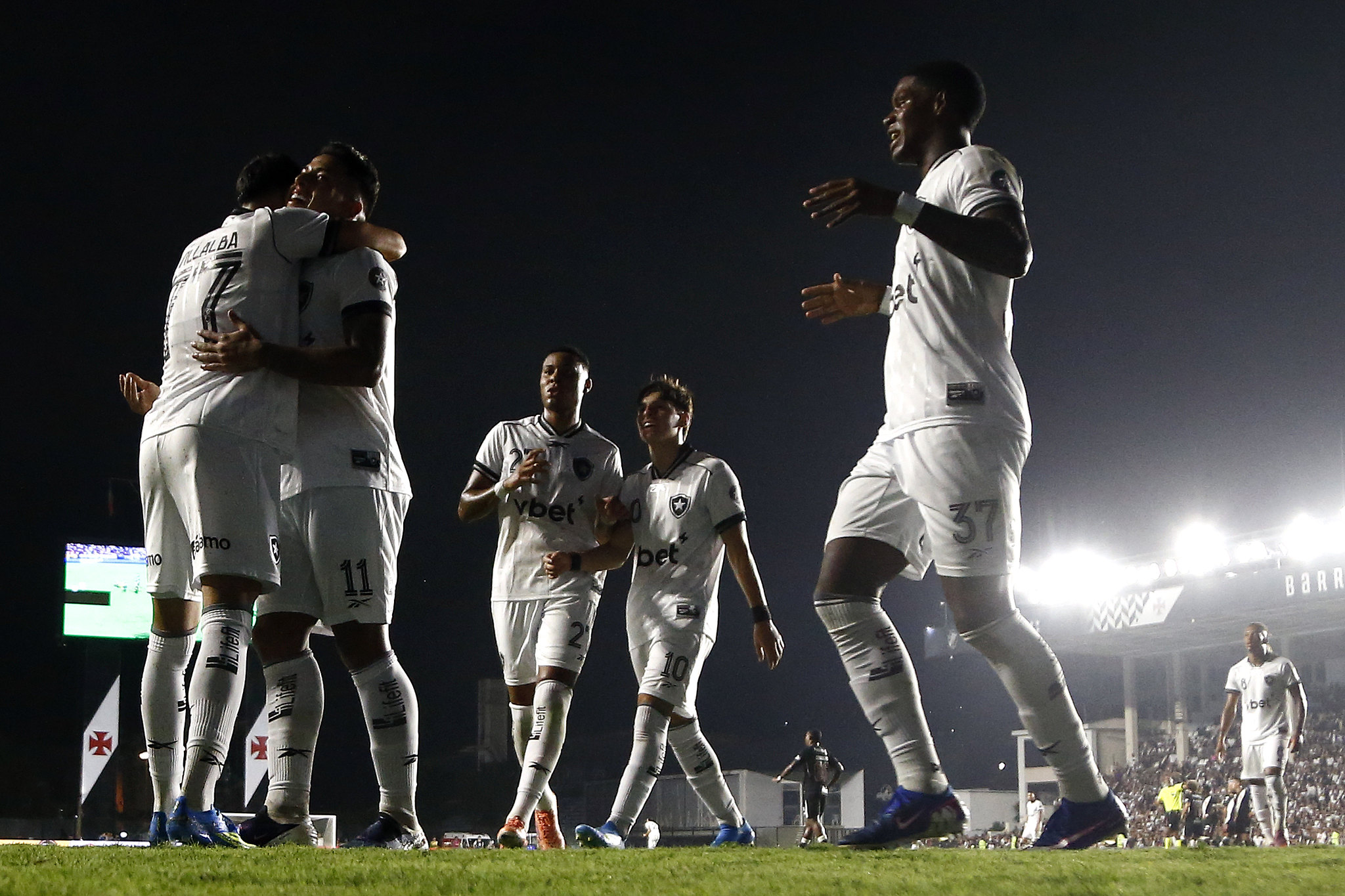 Imagem - De virada, Botafogo vence o Vasco em São Januário e quebra jejum