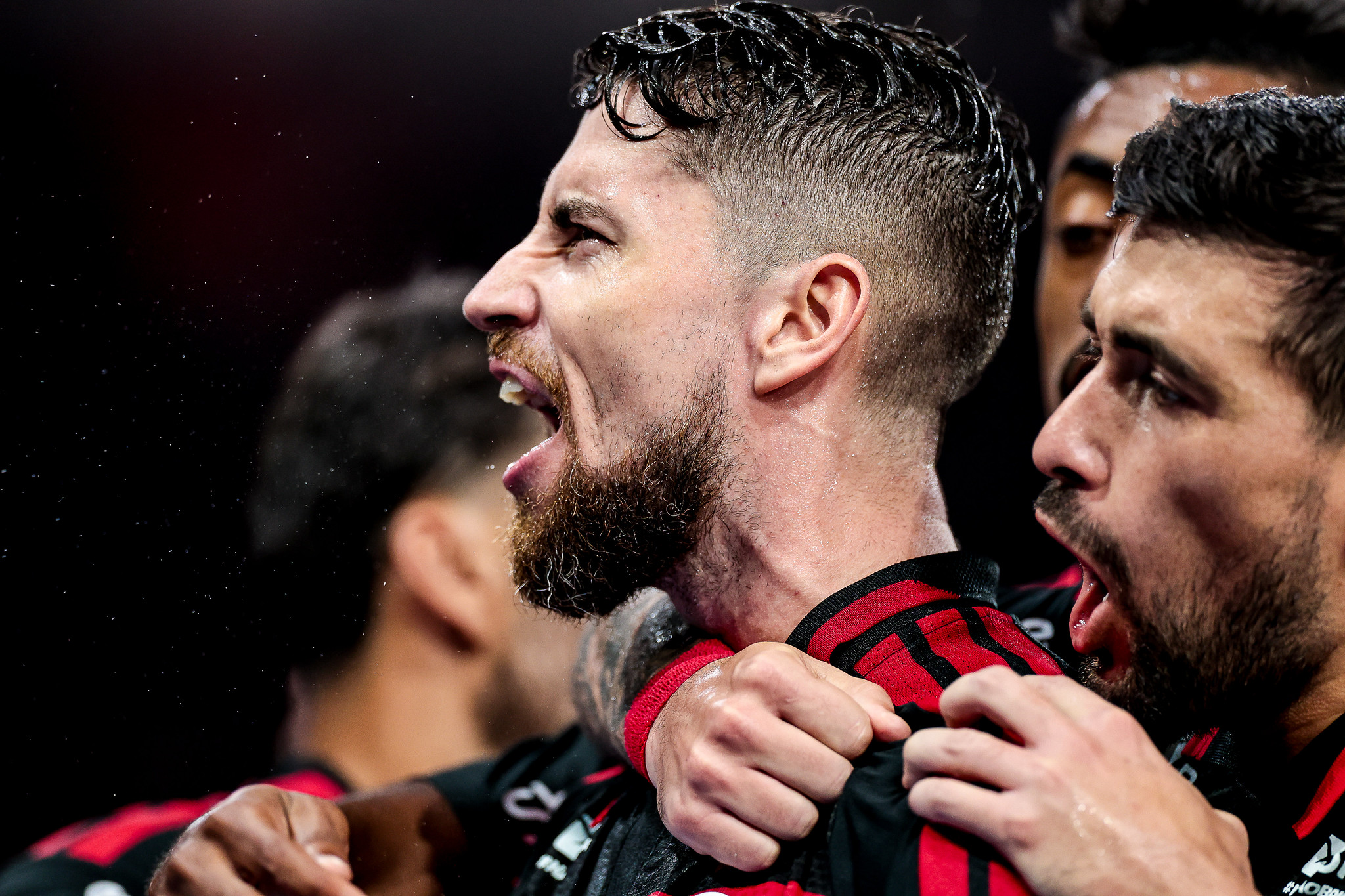 Jorginho comemora virada com companheiros