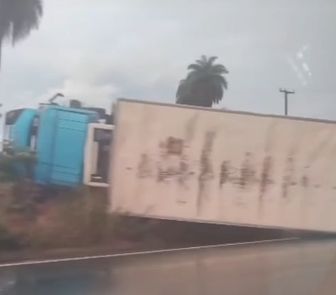Imagem - Caminhão baú tomba na BR-316 em Castanhal e provoca lentidão no trânsito