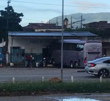 Imagem - Ônibus invade ponto rodoviário, deixa mortos e feridos no interior da Bahia