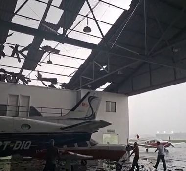 Imagem - Telhado do hangar de empresa de taxi aéreo fica destruído após forte chuva em Belém