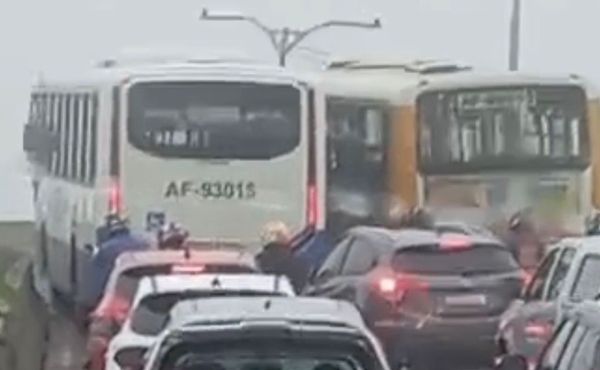 Carro-forte quebra em elevado e causa congestionamento na grande Belém