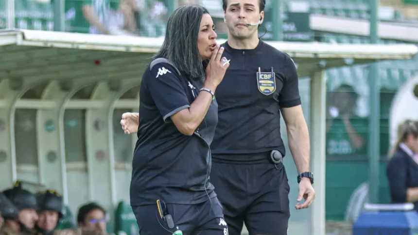 (A profissional integrou a comissão técnica interina da Chapecoense após a demissão do treinador Gilmar Dal Pozzo.)