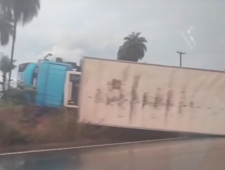 Imagem - Caminhão baú tomba na BR-316 em Castanhal e provoca lentidão no trânsito