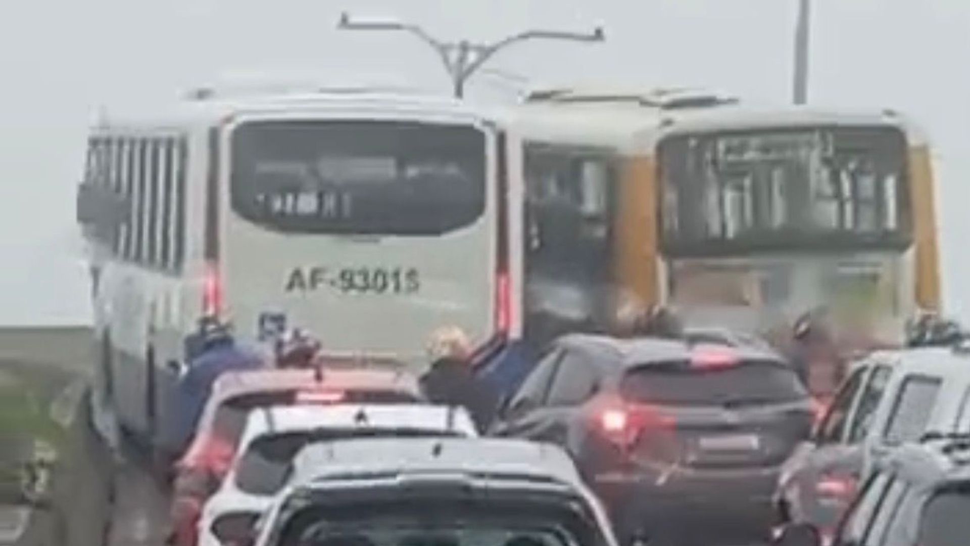 Carro-forte quebra em elevado e causa congestionamento na grande Belém