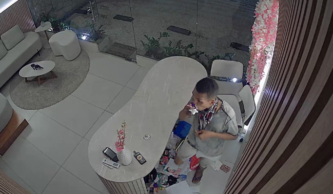 Imagens de segurança mostram suspeito revirando recepção durante a madrugada em Belém