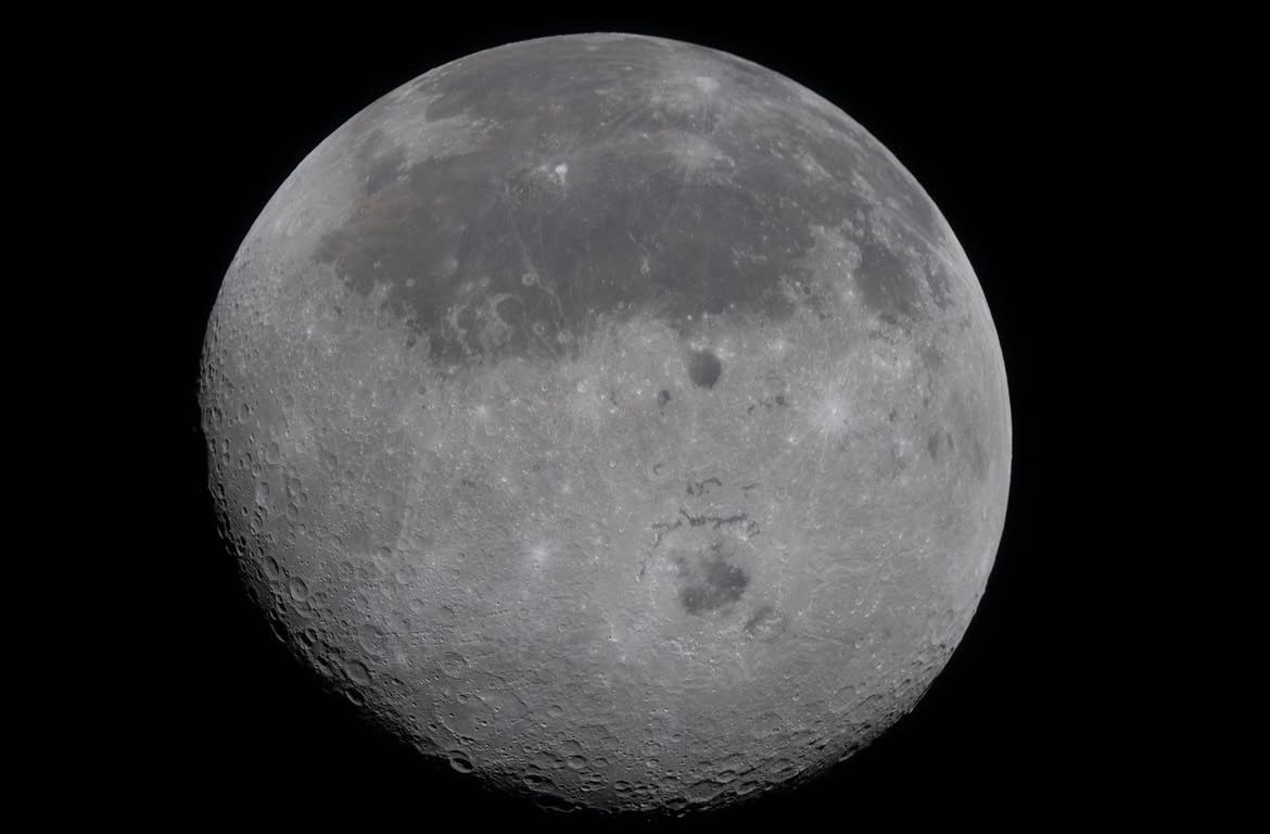 Lua captadas durante a missão Artemis II. —