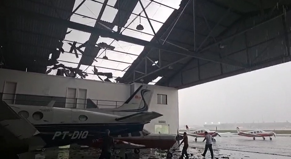 (Telhado do hangar destruído, após as fortes chuvas que atingiram Belém) 