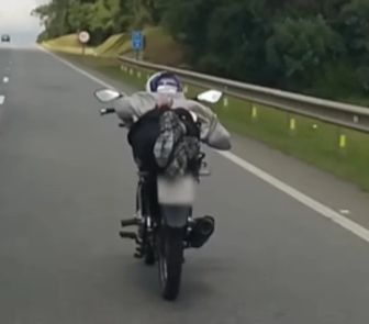 Imagem - PRF flagra piloto em manobra perigosa em rodovia em Santa Catarina