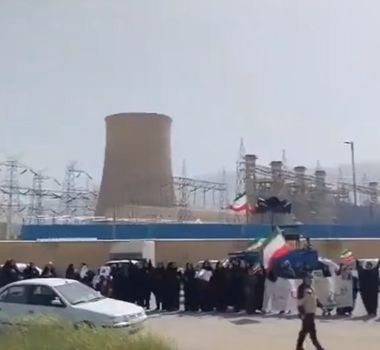 Imagem - Iranianos formam corrente humana ao redor de usina após convocação de Teerã