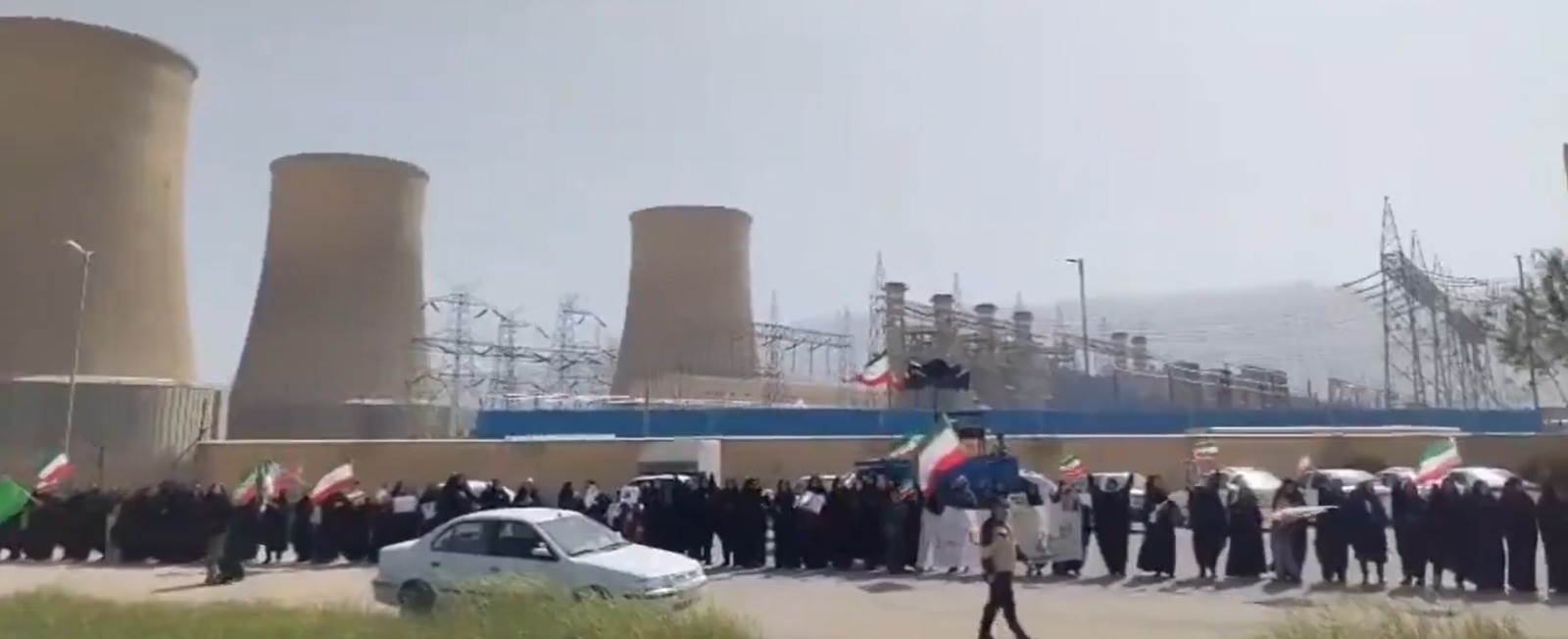 Imagem - Iranianos formam corrente humana ao redor de usina após convocação de Teerã