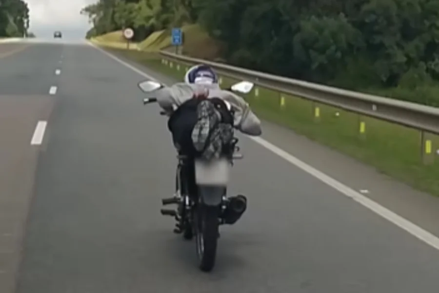 (Condutor fez manobra arriscada)