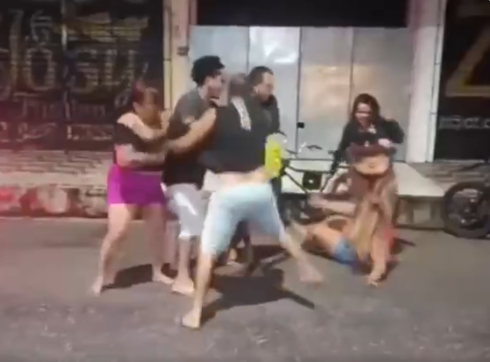 Mulheres brigam no meio da pista na Feira do Icuí, em Ananindeua.