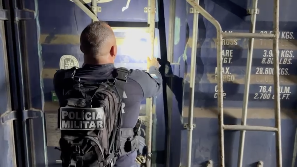 Operação da PM encontra contêiner com drogas e provoca manhã de tensão no Complexo da Maré