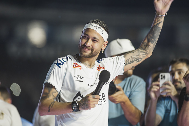 Santos tem contrato com a empresa que administra a carreira de Neymar - 