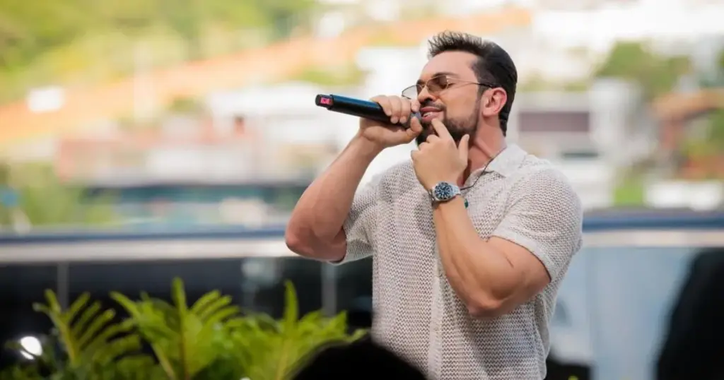 cantor e compositor Henrique Casttro