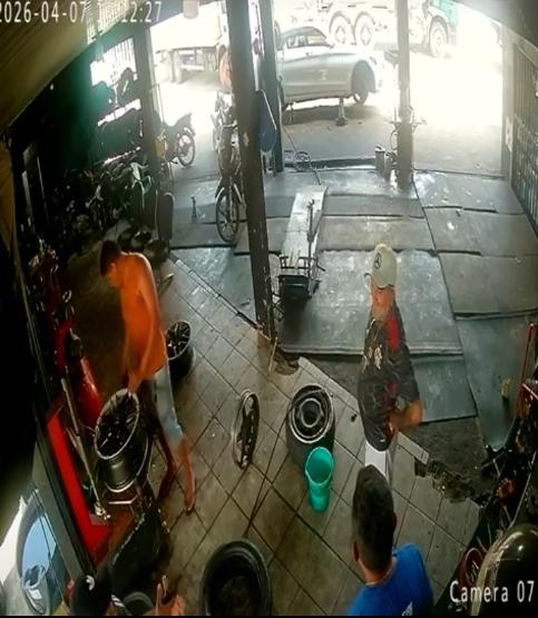 (Câmeras de segurança registraram o momento do assalto) 