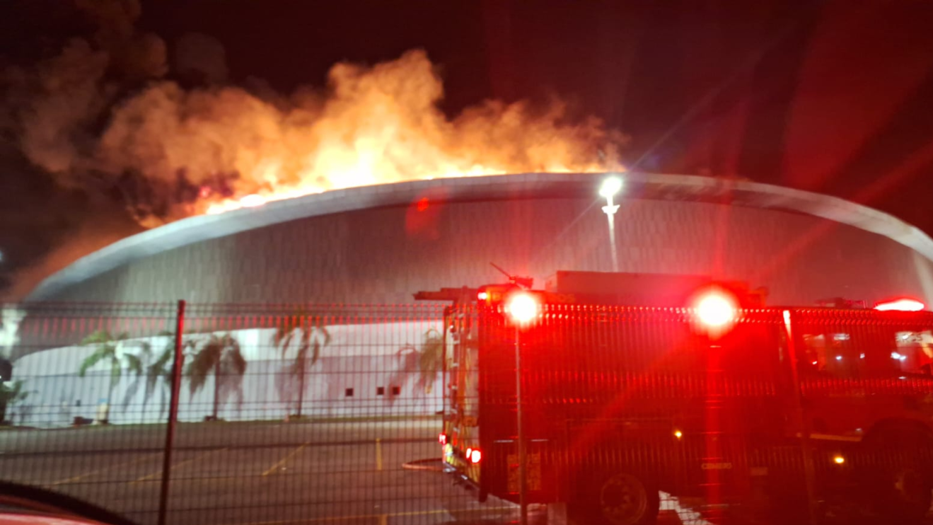 Incêndio atinge Velódromo do Parque Olímpico e mobiliza grande operação dos bombeiros no Rio