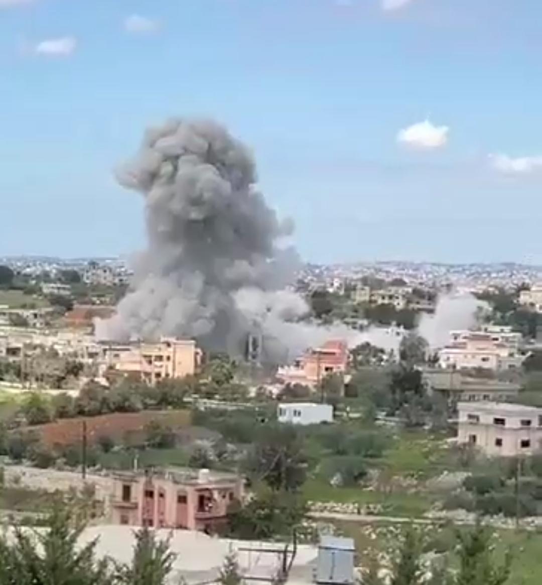 (Os bombardeios, descritos pelo Exército israelense como a maior operação coordenada contra o grupo xiita desde o começo do conflito, atingiram mais de 100 alvos em um intervalo de cerca de 10 minutos.)