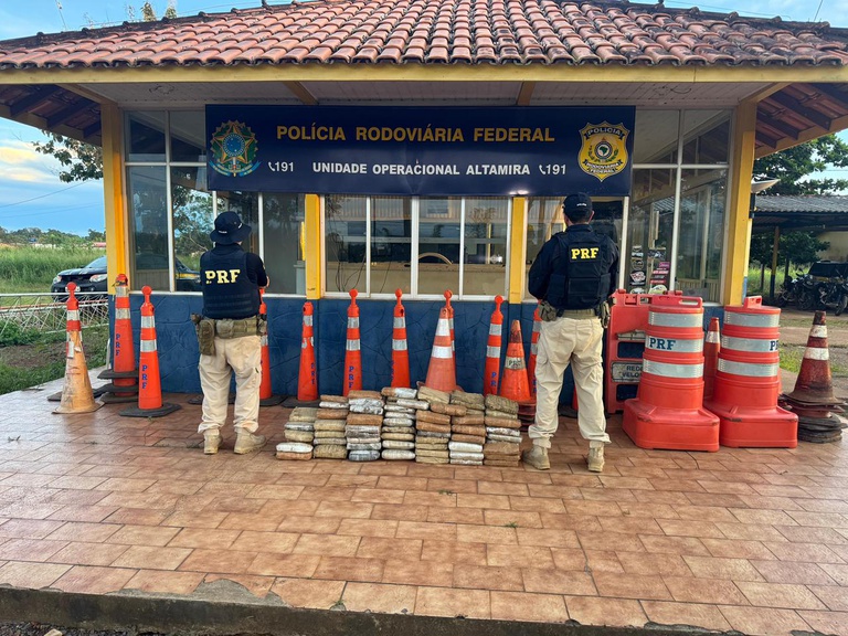 PRF apreende 106 kg de maconha dentro de caminhonete na BR-230, em Altamira