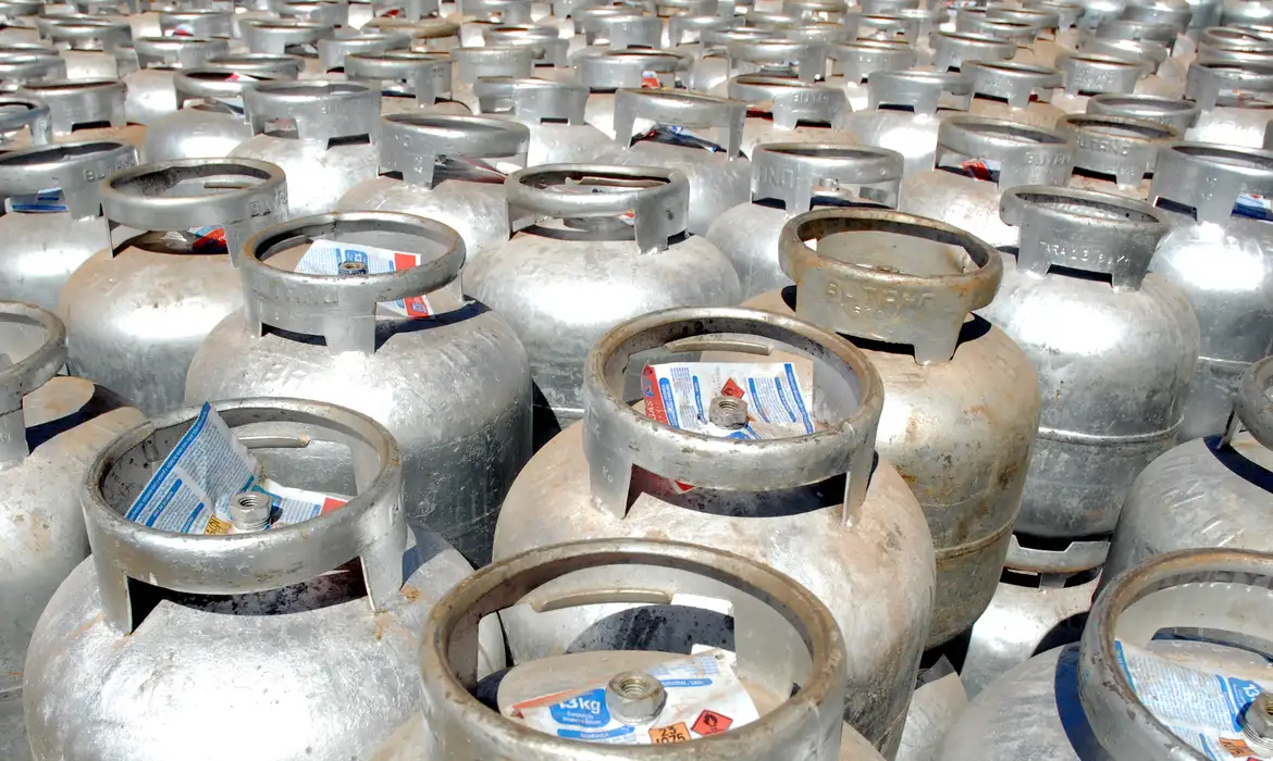 Reajustes já foram feitos por distribuidoras e preço do botijão pode chegar a R$ 130 no estado

