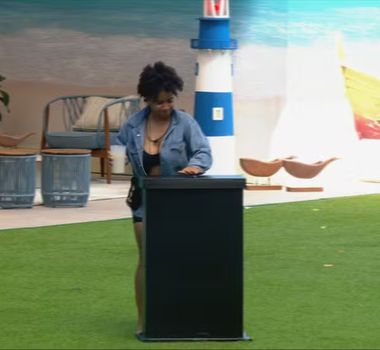 Imagem - Milena aperta o botão misterioso e garante poder especial na formação do paredão