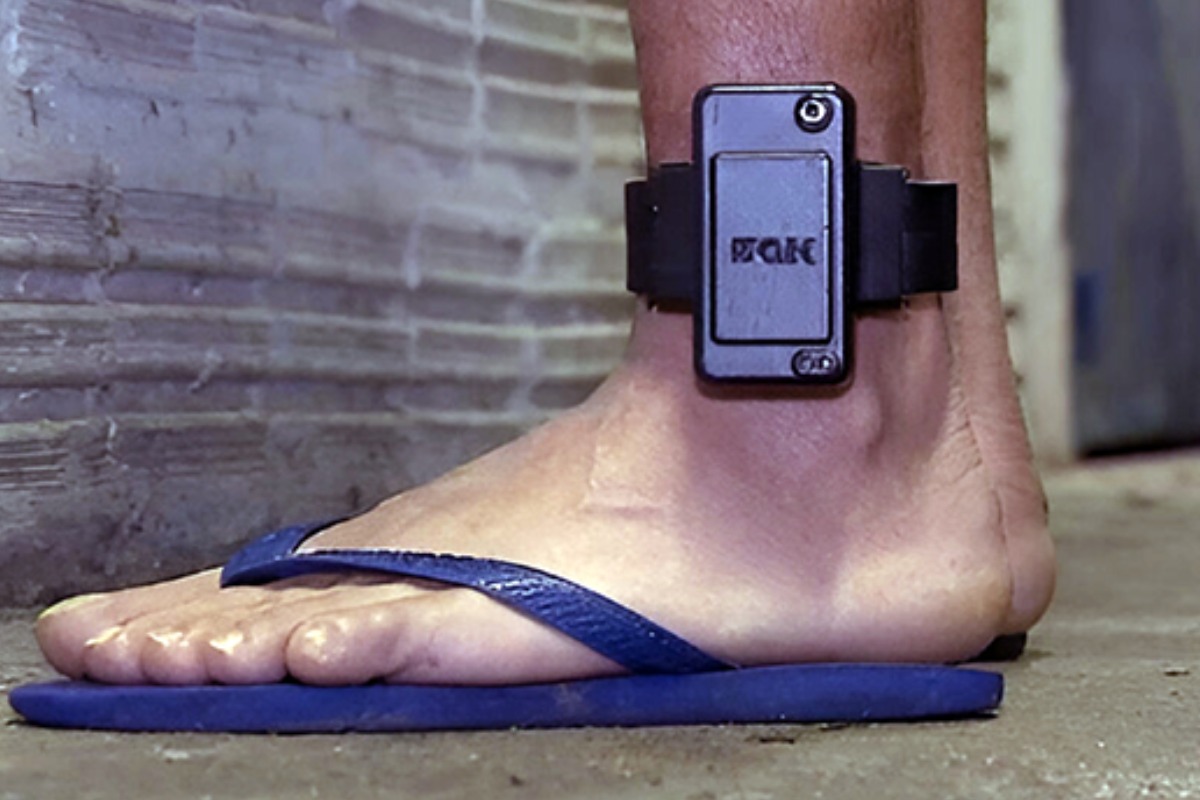 Em cidades onde não há juiz disponível, delegados passam a poder determinar o uso da tornozeleira