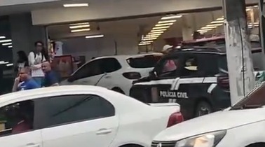 Imagem - Perseguição no Guamá termina com carro invadindo supermercado e um suspeito preso