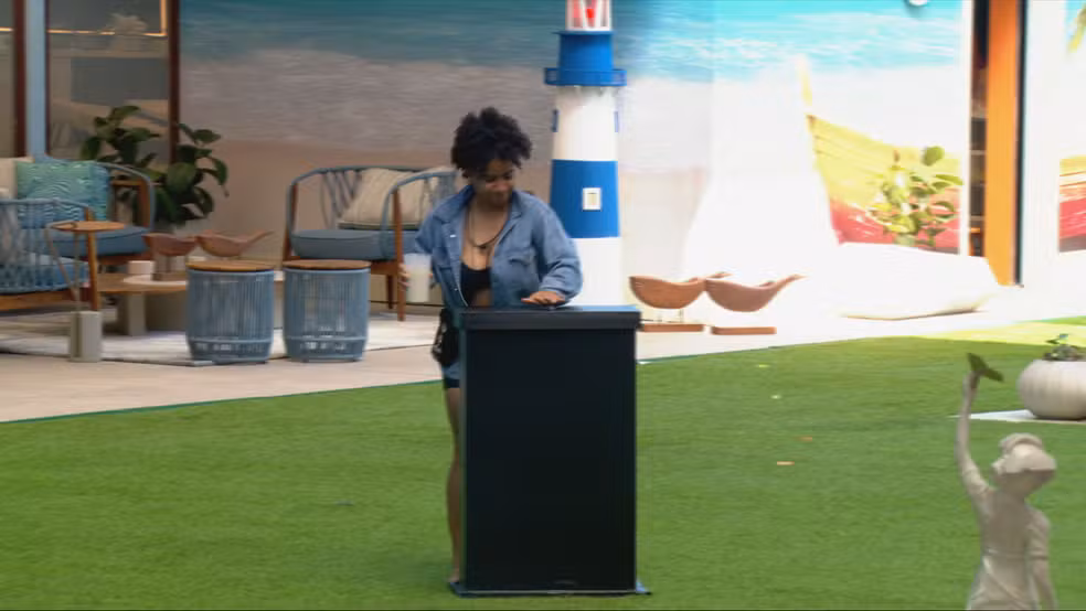 Milena aperta o botão misterioso e garante poder especial na formação do paredão