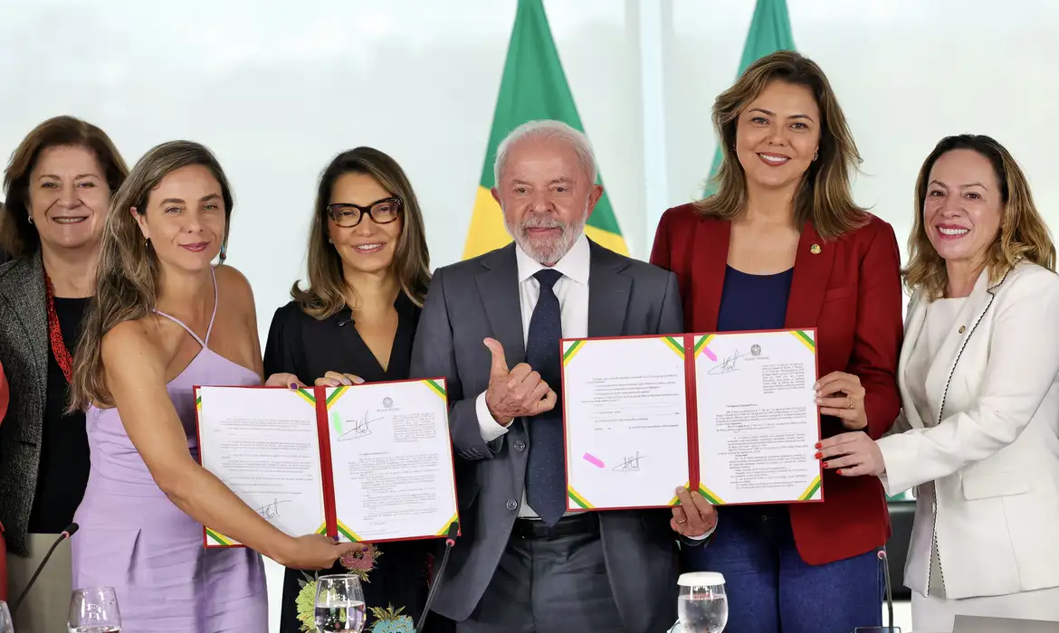 (O presidente Luiz Inácio Lula da Silva sancionou, nesta quinta-feira (9), três projetos de lei que fortalecem o combate à violência contra a mulher.)