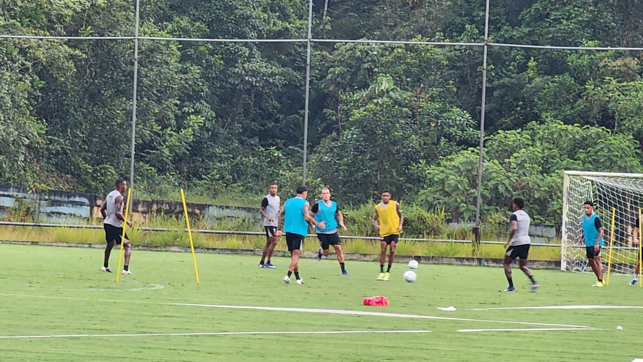 Vasco treina no CT bicolor