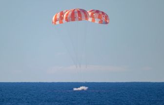 Orion pousa no Oceano Pacífico após 10 dias no espaço