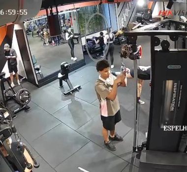 Imagem - Jovem tem joelhos esmagados por carga de 160kg na academia; vídeo
