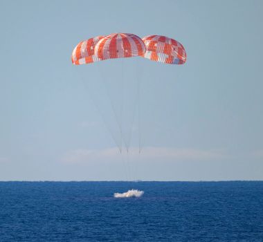 Imagem - Orion pousa no Oceano Pacífico após 10 dias no espaço