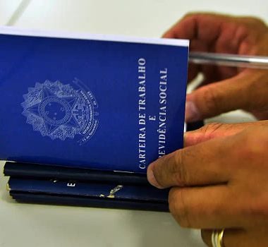 Imagem - Pesquisa revela que brasileiro prefere emprego com carteira assinada