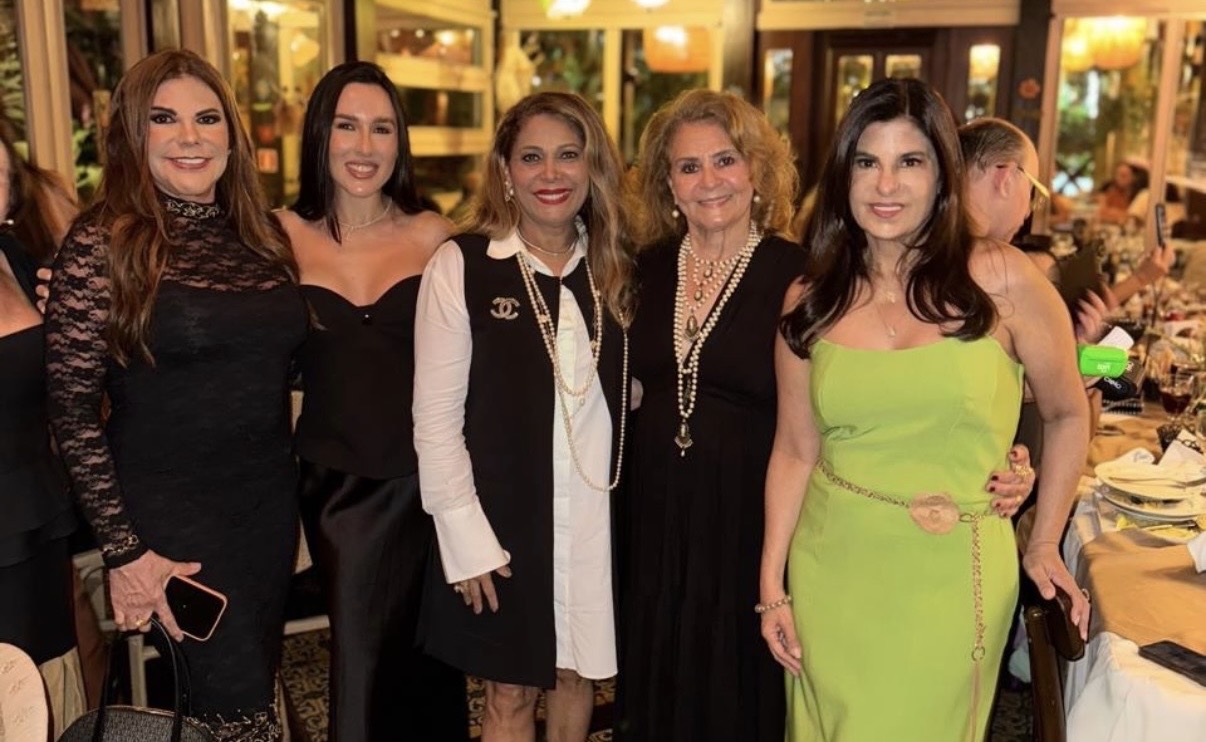 A aniversariante, Katia Sadeck. Com as amigas Elisa Vale Pires, Laurinha Aguilera, Naná Barros e Sandra Chady