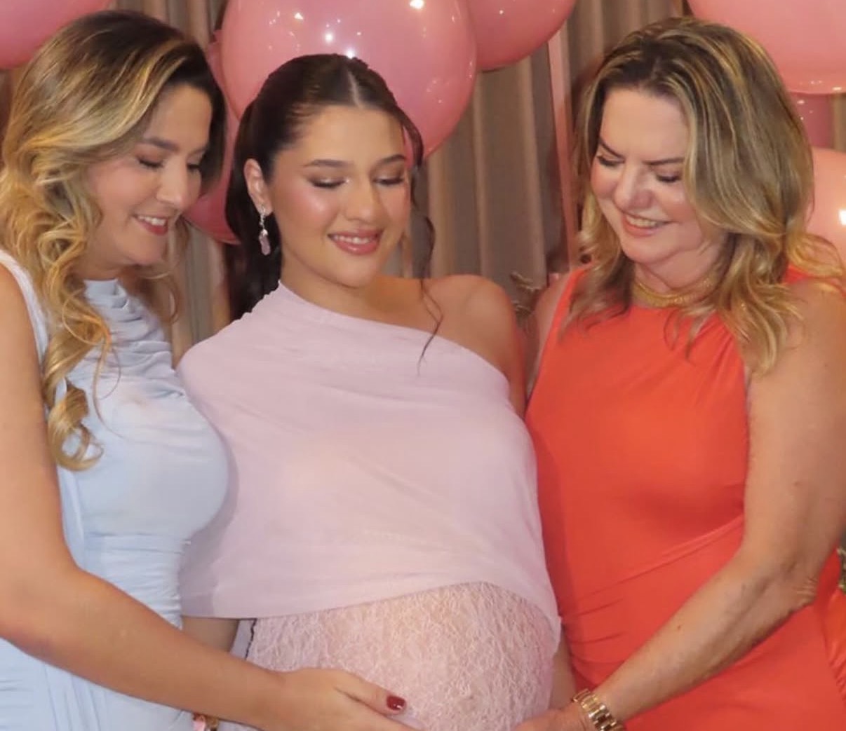 A avó, Priscila Aguilera, e a bivó, Silvana Rodrigues, com a filha e neta, Isabela Aguilera, festejam a chegada de Iasmin