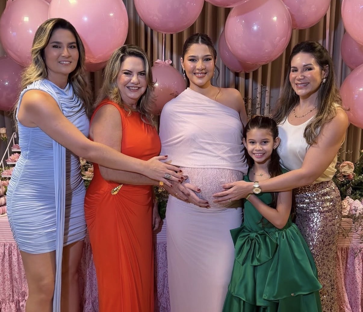 A futura mamãe, Isabela Aguilera, com Priscila Aguilera, Silvana Rodrigues e Daniela Mendonça Rodrigues 