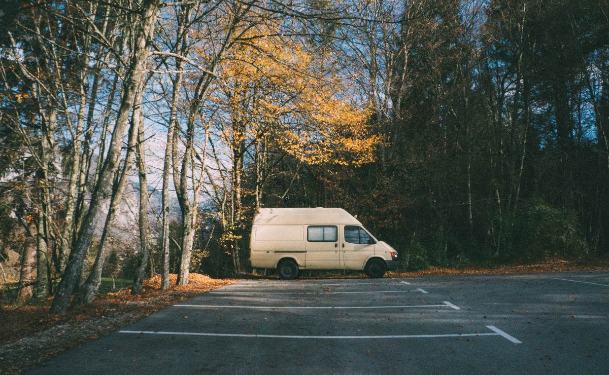 (Ao abrir a van, os militares encontraram o menino pálido, coberto apenas por uma manta e sem forças para se levantar devido ao longo período na mesma posição.)