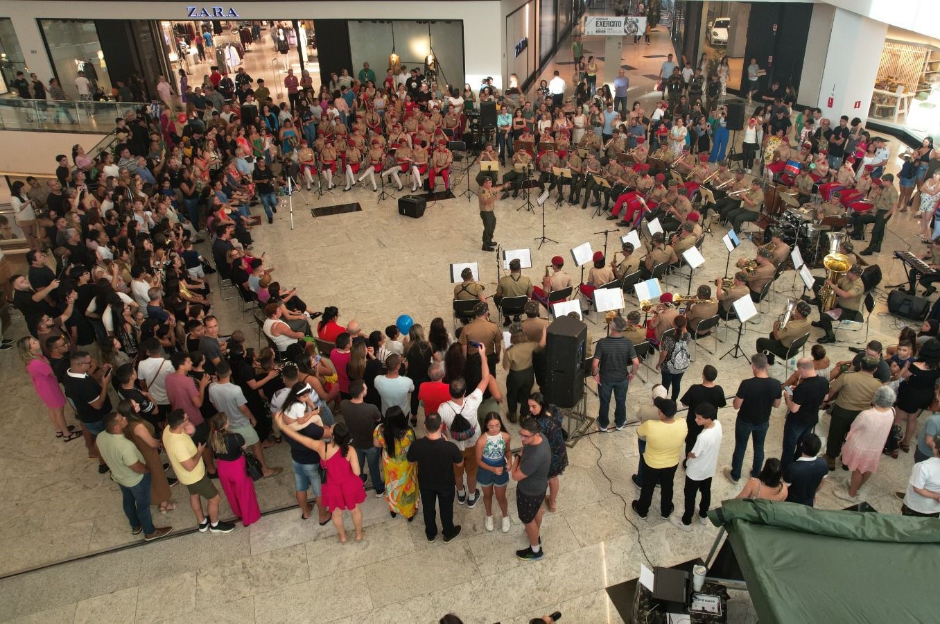 Banda do Exército atrai atenção do público no shopping