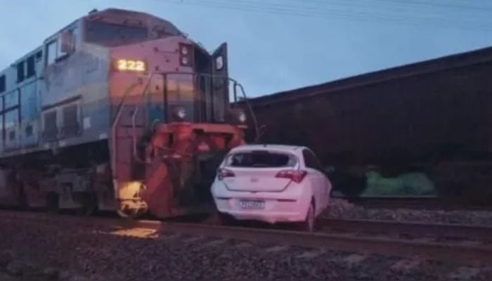 Imagem - Motorista escapa ileso após carro ser atingido por trem em Parauapebas