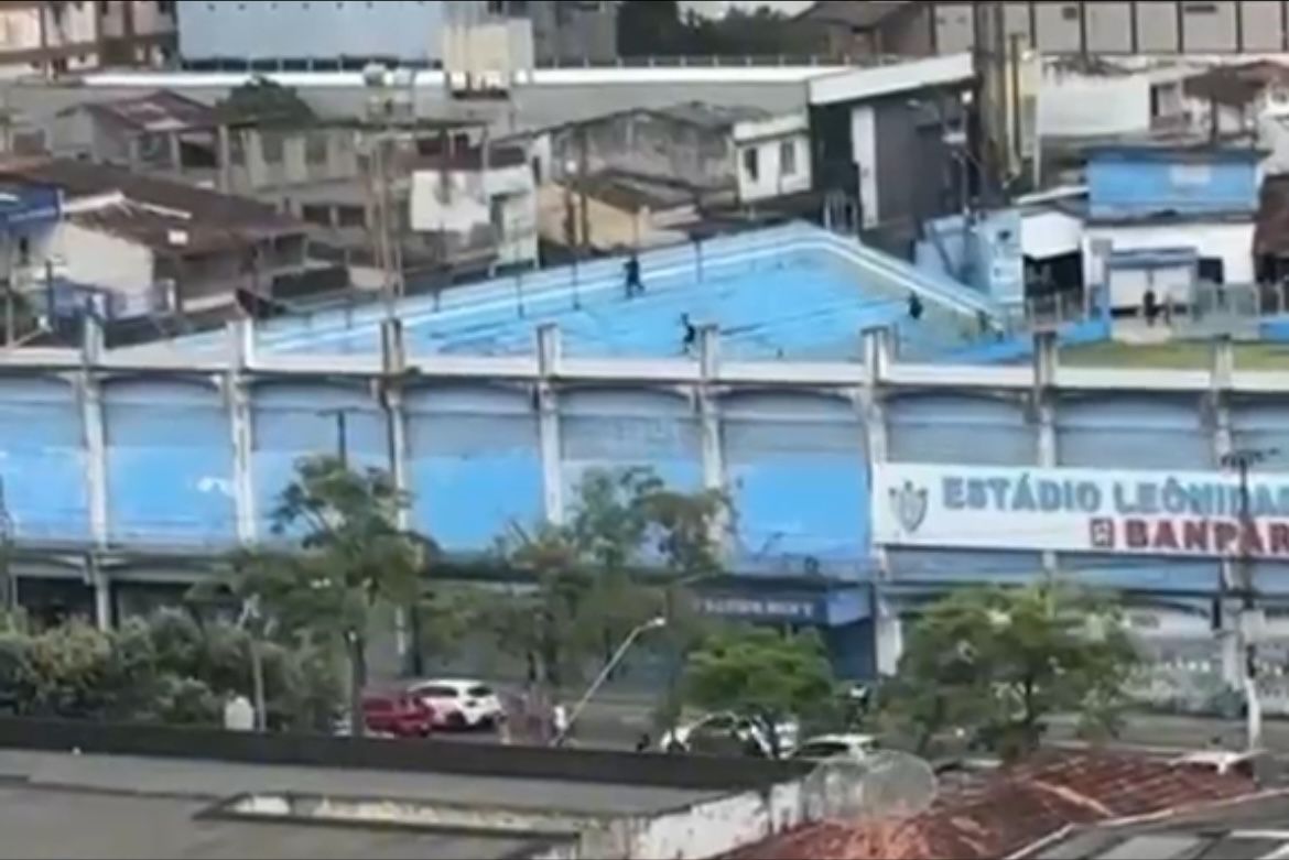 Imagem - Organizadas de Remo e Vasco invadem a Curuzu durante briga generalizada horas antes de confronto no Mangueirão