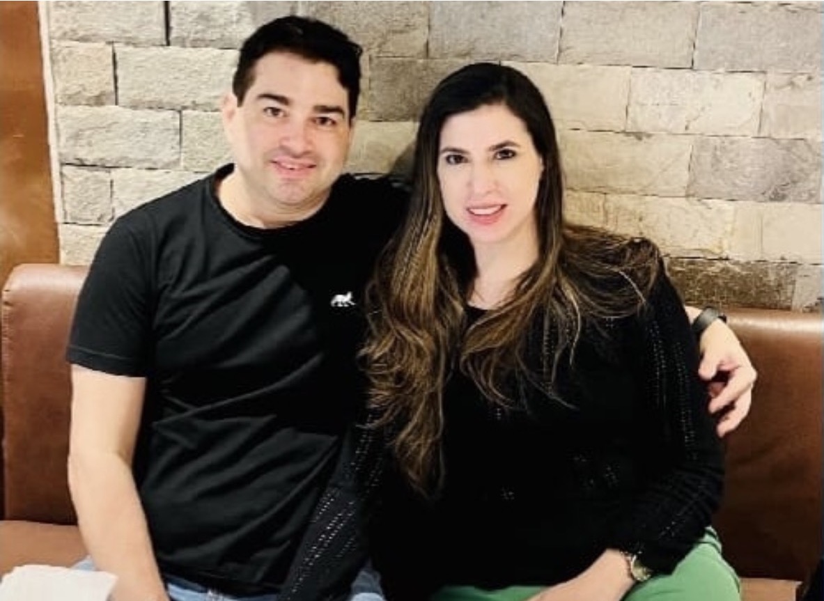 Quem também quintou com o “parabéns pra você” foi o advogado Joaquim Freitas Neto. Comemorou a data ao lado da esposa, Carmem Burle de Freitas. 
