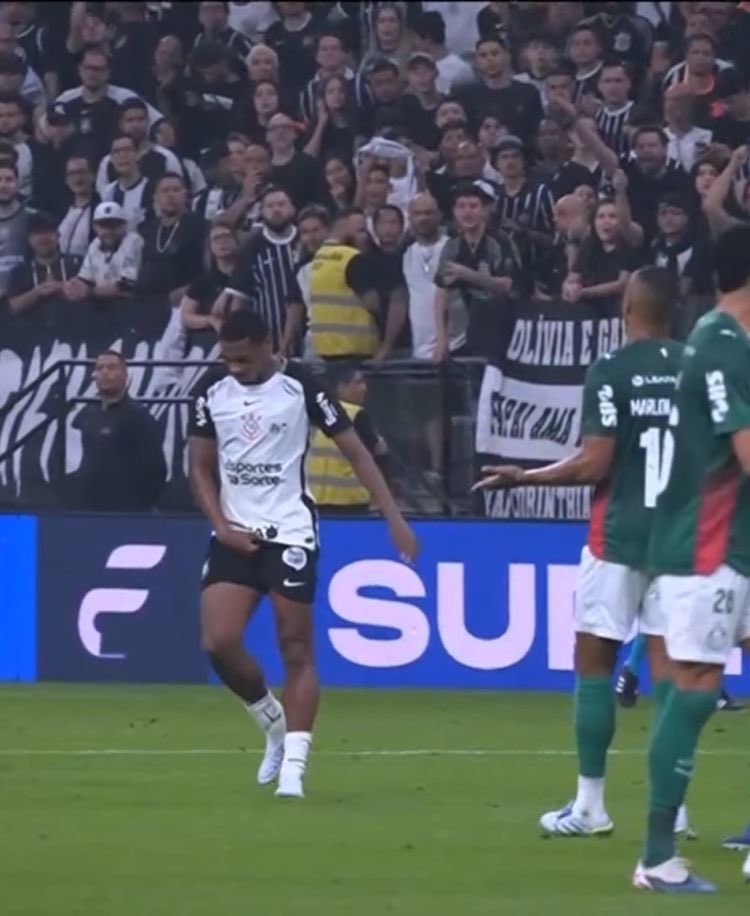 André foi expulso por gesto obsceno