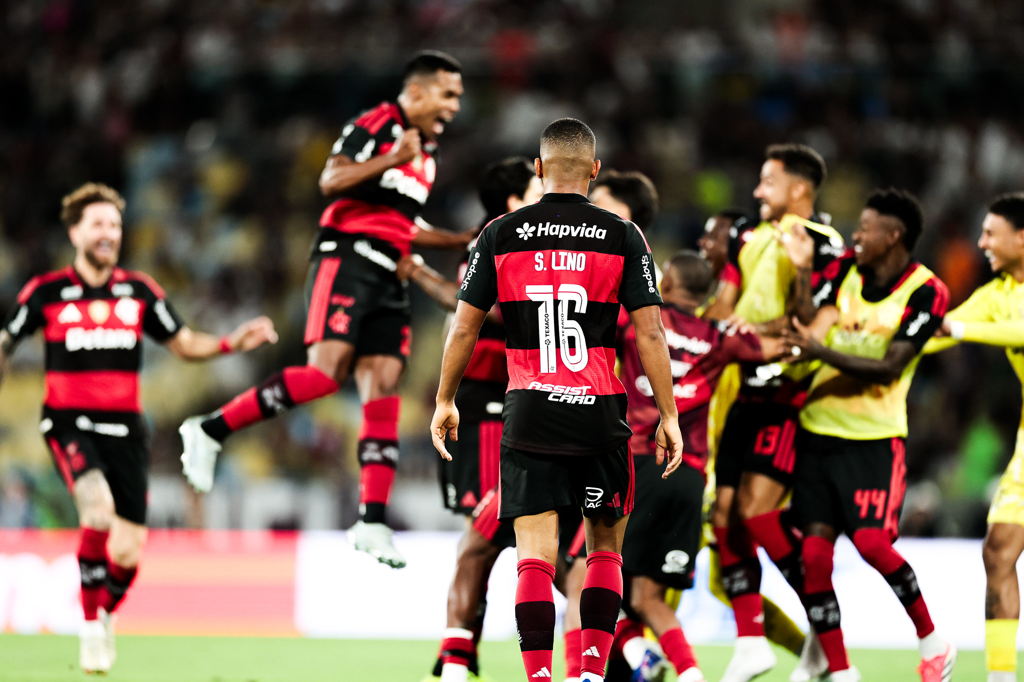 Flamengo comemora gol sobre o Fluminense