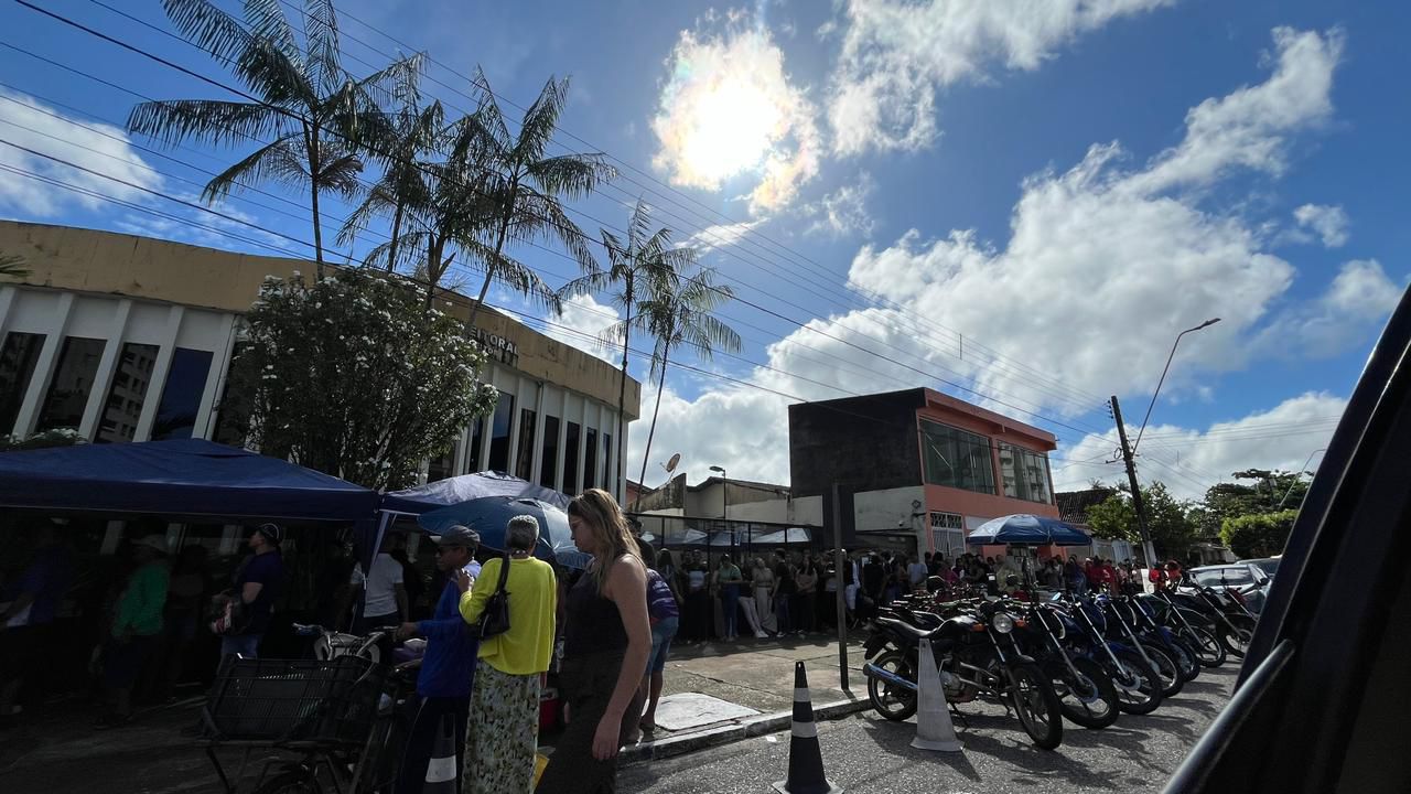 Imagem - População forma longas filas em mutirão do TRE-PA em Belém