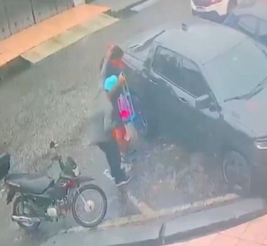 Imagem - Vídeo: criminosos assaltam pai na frente da filha pequena em Ananindeua