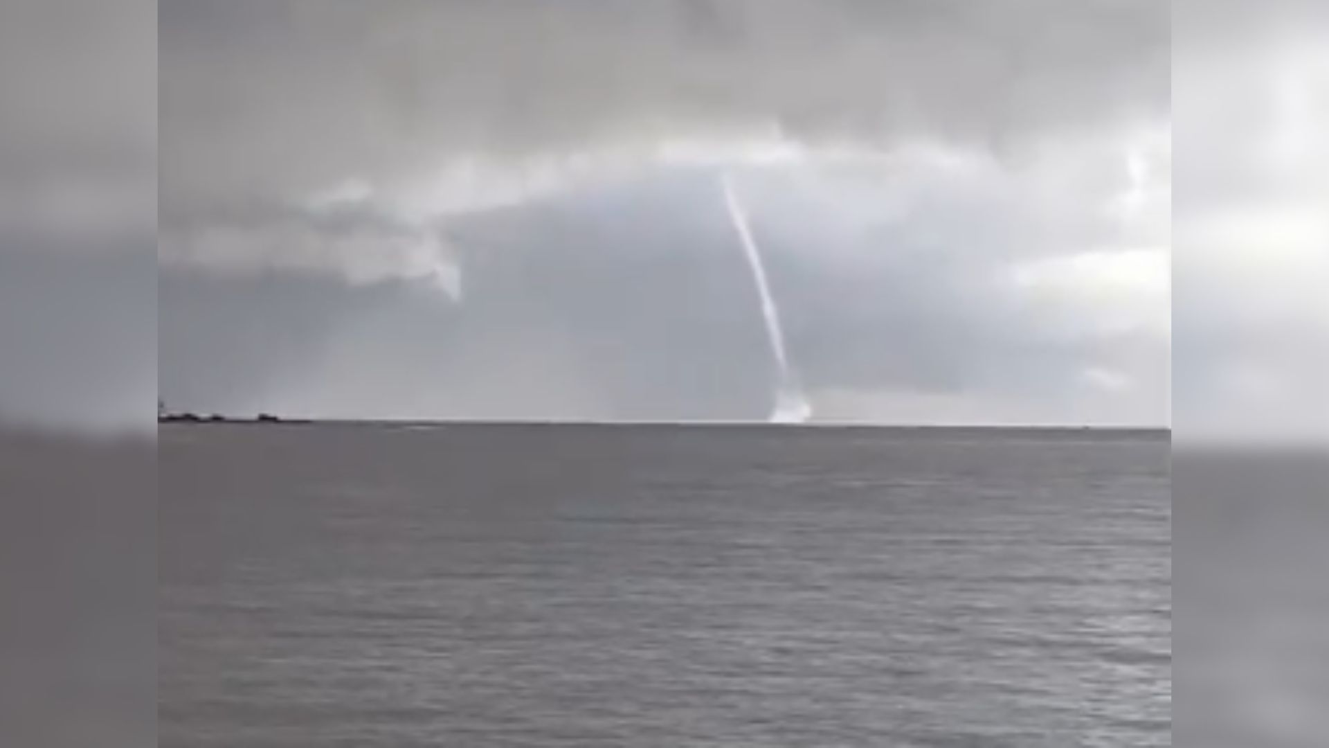A tromba d’água é caracterizada por uma coluna de ar em rotação que se forma sobre a superfície da água.