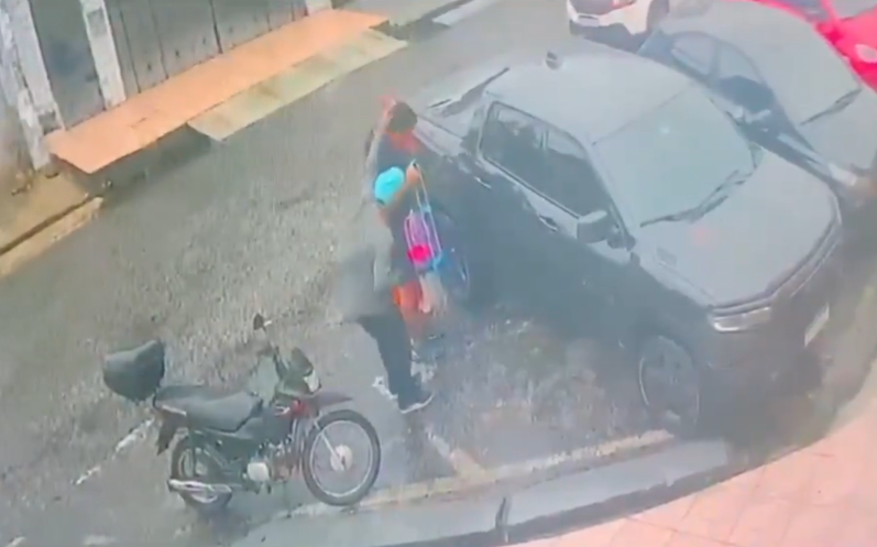 Imagem - Vídeo: criminosos assaltam pai na frente da filha pequena em Ananindeua